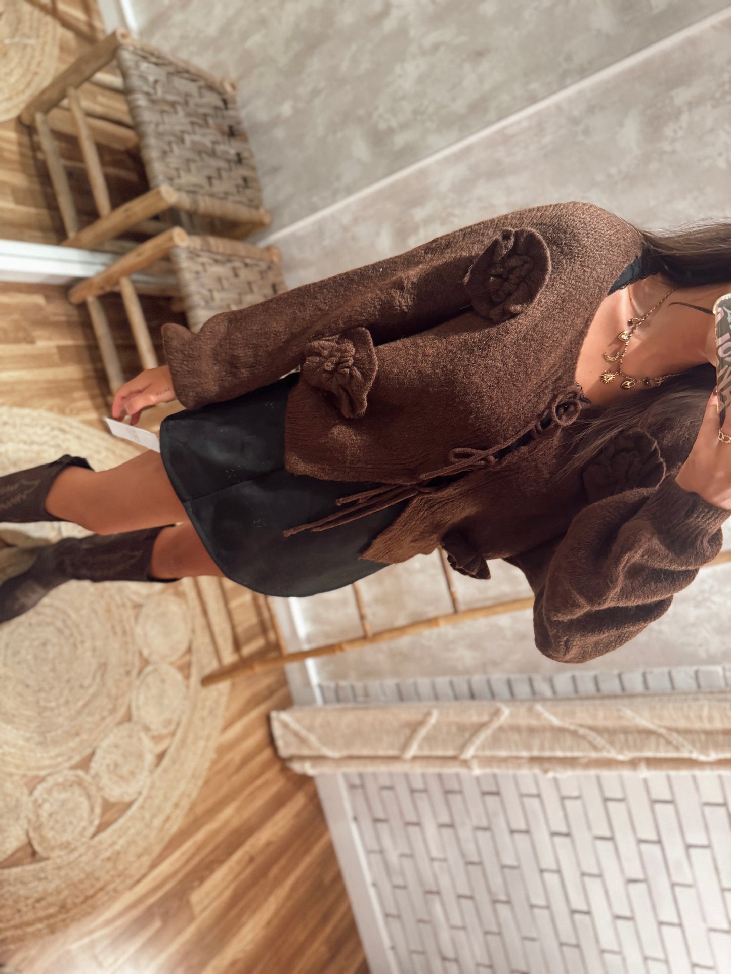 Casaco de malha com atilhos na frente e aplicação de flores