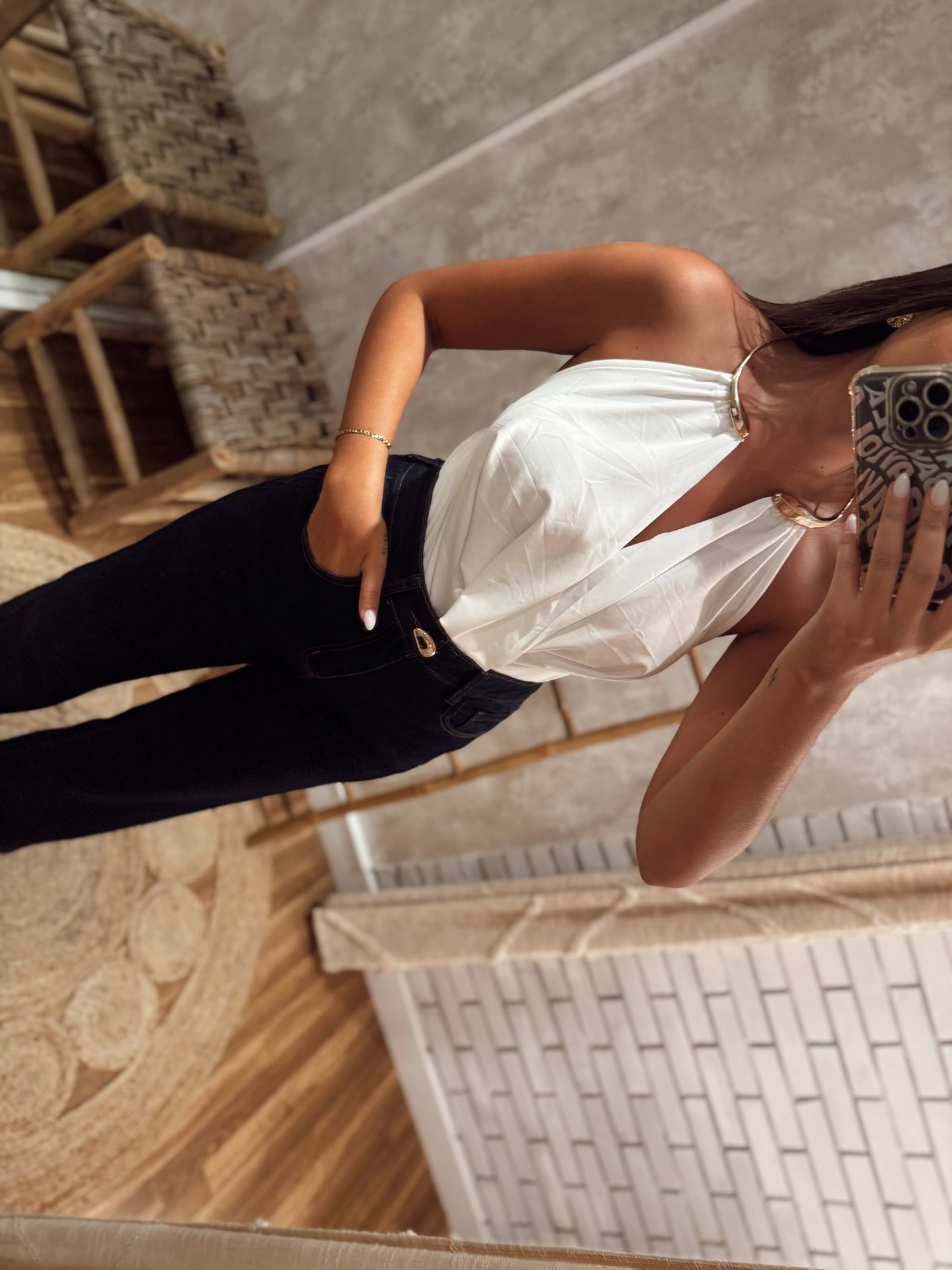 Body em lycra com decote profundo e detalhe metálico dourado