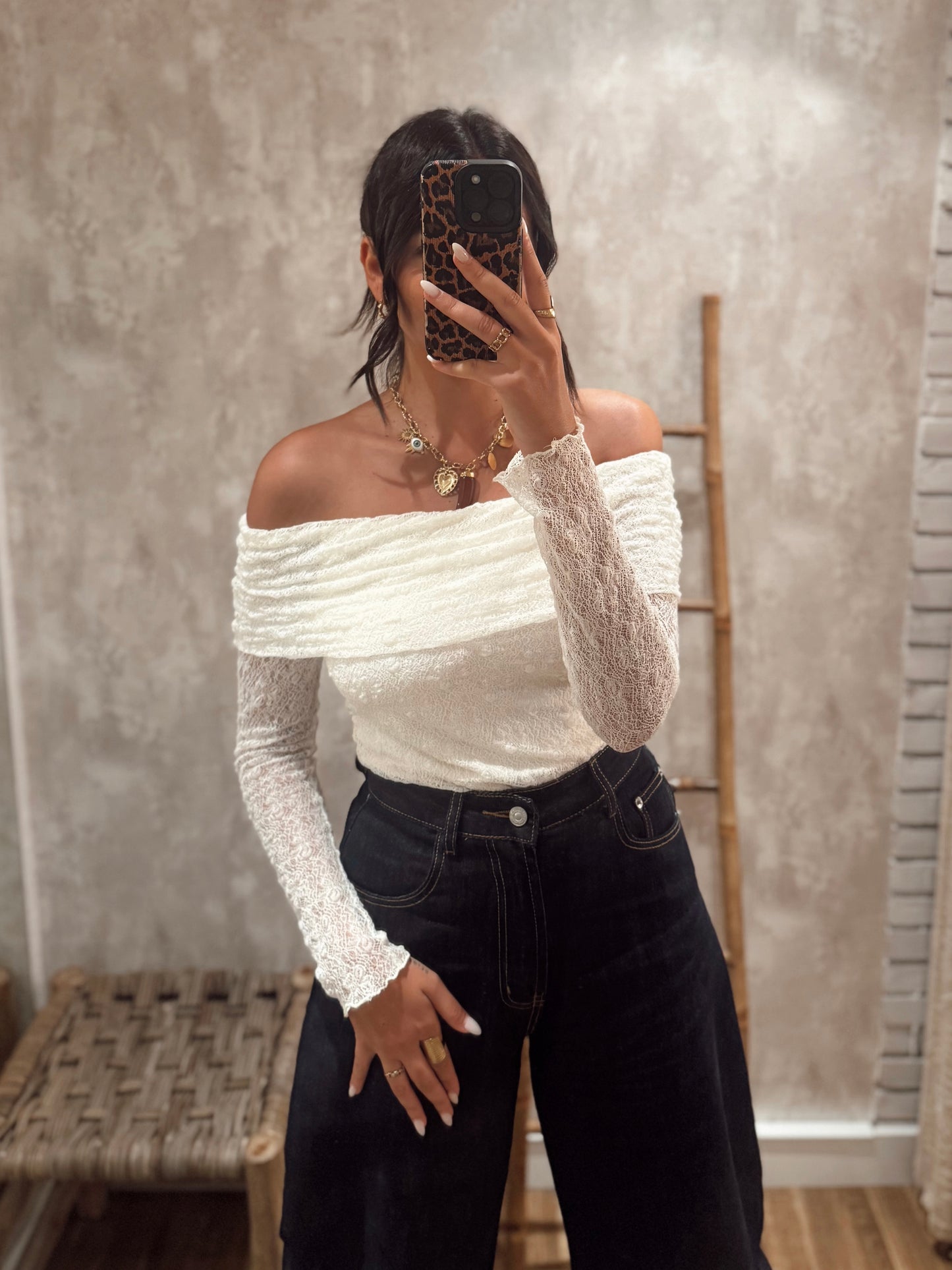 Blusa romântica em renda com decote ombro a ombro