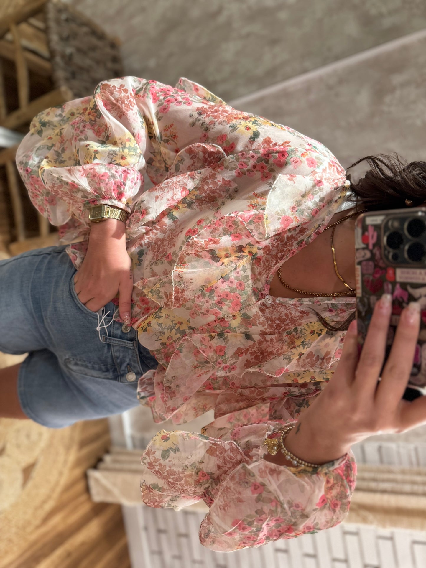 Blusa fluida com transparência e padrão floral