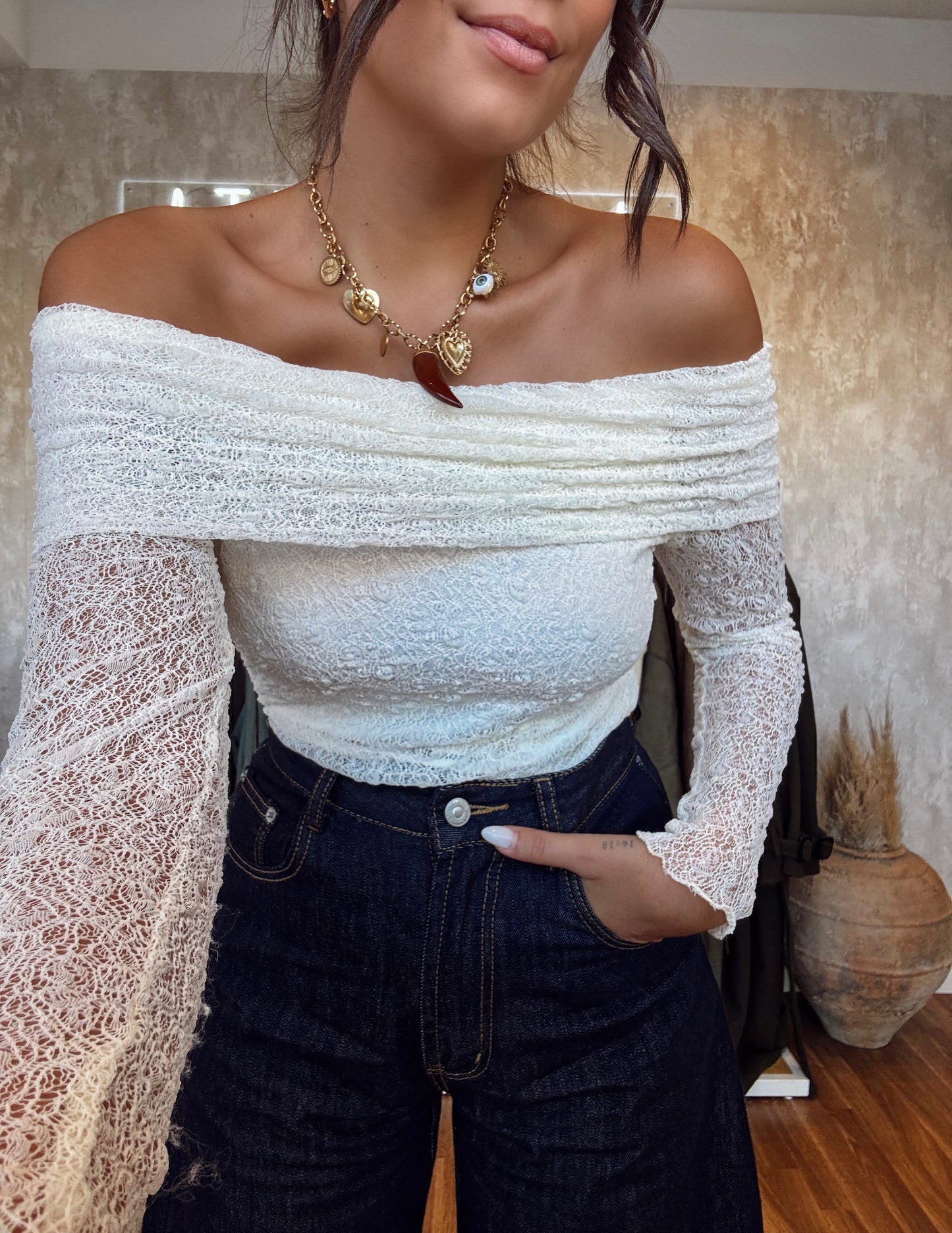 Blusa romântica em renda com decote ombro a ombro
