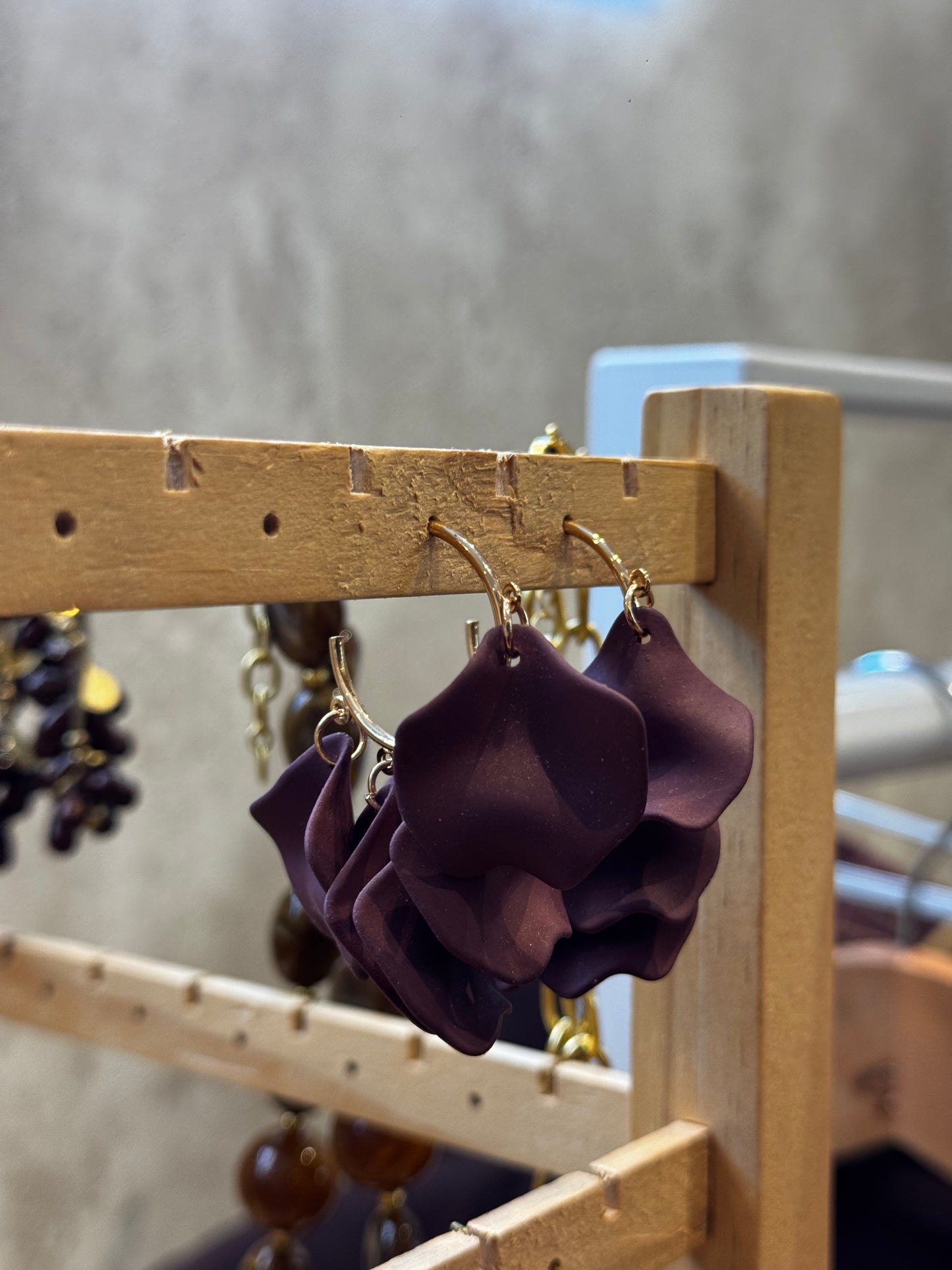 Brincos em cor de ameixa