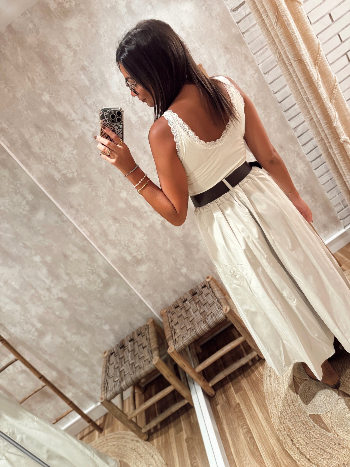 Falda midi en tejido estilo gabardina con cinturón