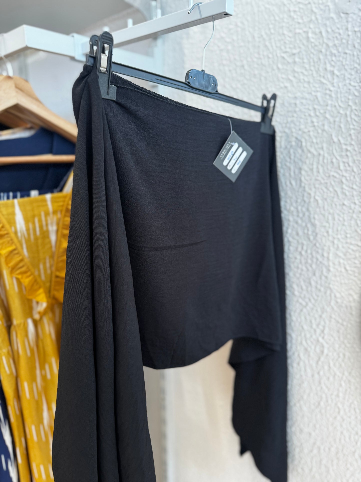 Blusa fluida com capa incorporada