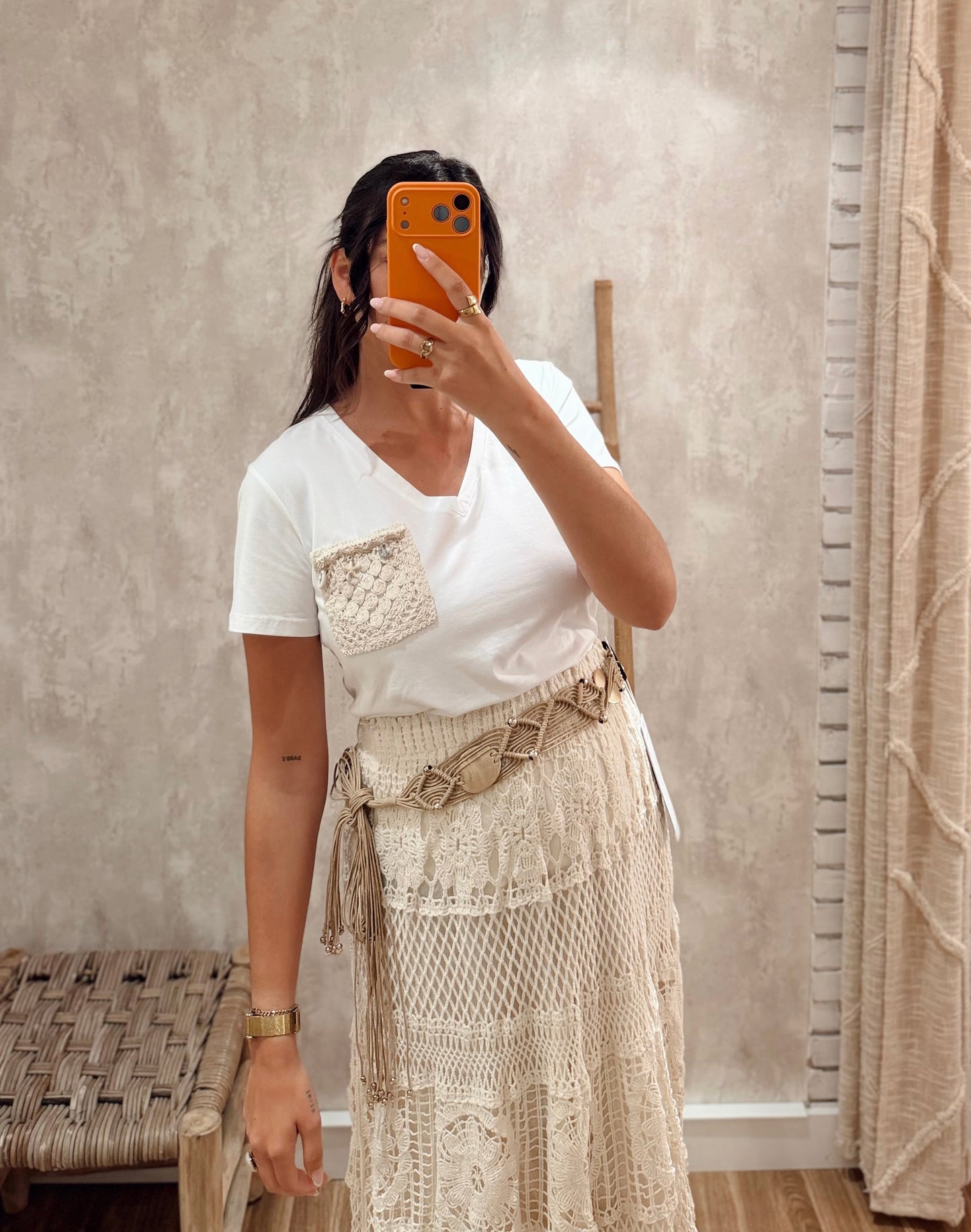 T-Shirt Decote em V com Bolso em Crochê
