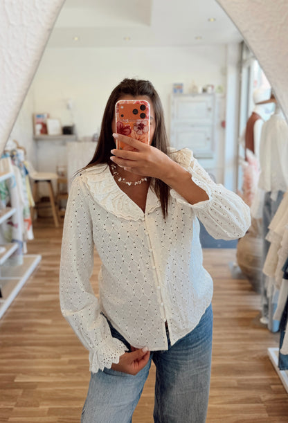 Camisa Bordada com Gola de Folhos