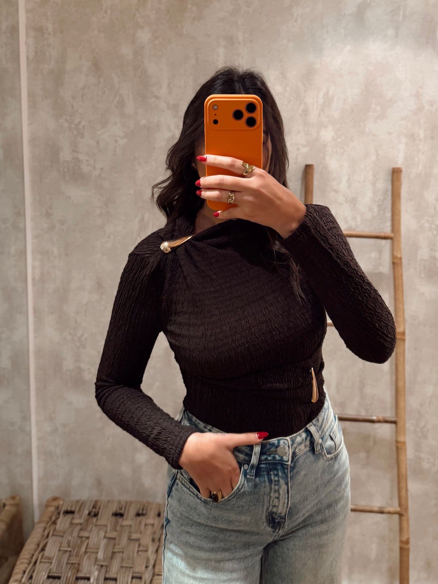 Body com Relevo no Tecido e Detalhes Metálicos Dourados