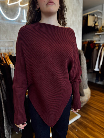 Camisola em malha macia com efeito poncho em bico