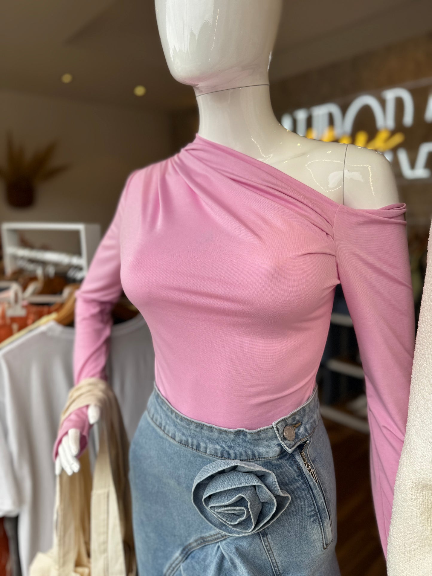 Blusa em licra assimétrica
