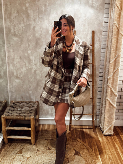 Blazer lumina em xadrez oversized e de corte largo