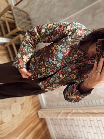 Bomber em tecido c/forro acolchoado e padrão floral - Castanho