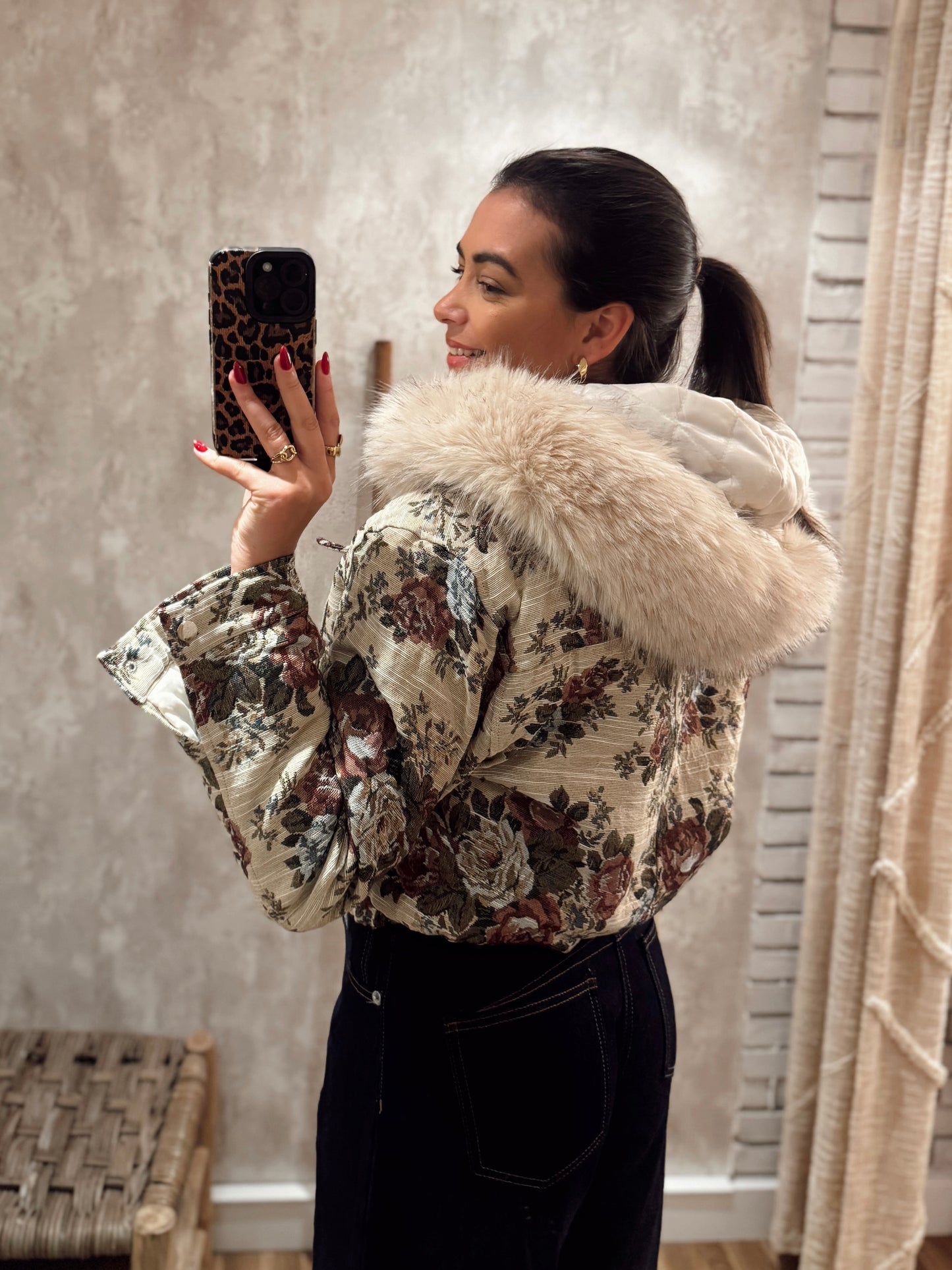 Blusão curto com padrão floral