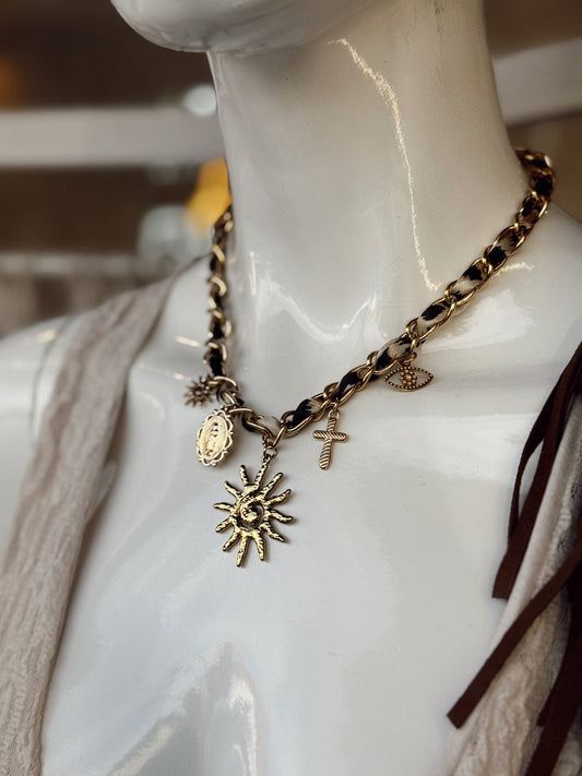 Collar con colgantes