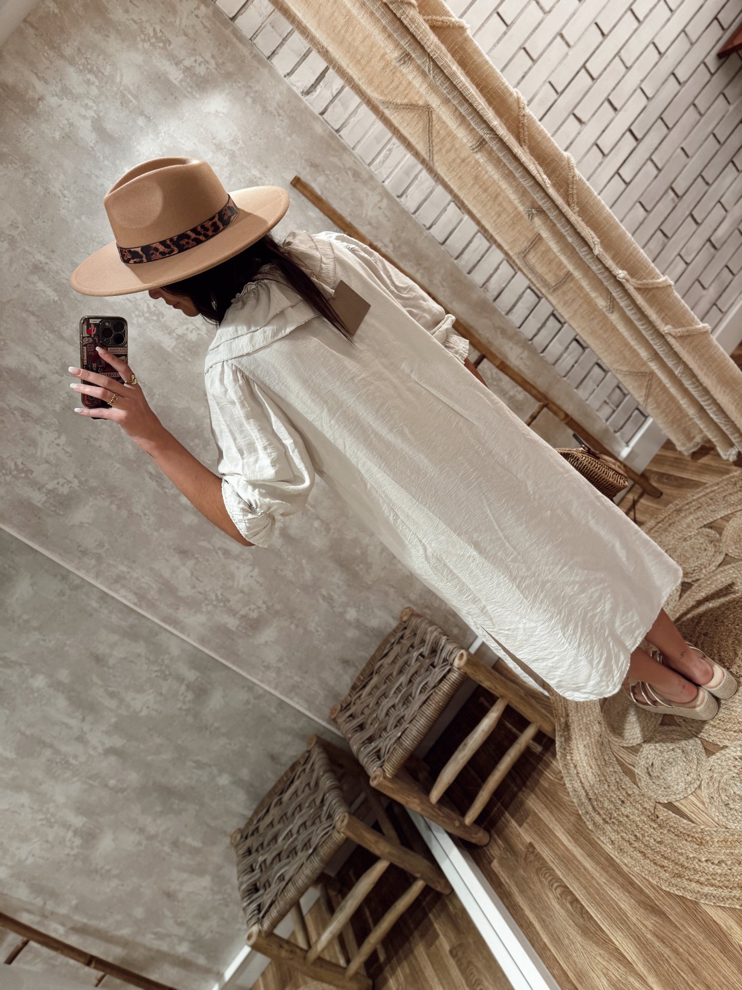 Vestido con volantes en el escote