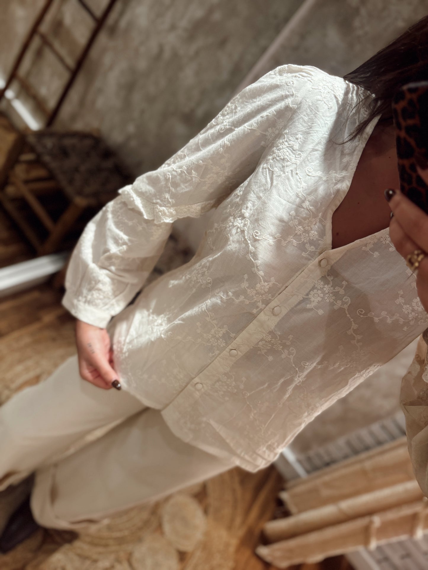 Camisa Bordada Sem Colarinho