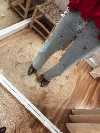 Jeans de ganga com laços bordados