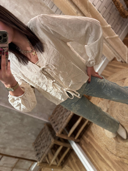 Blusa con bisutería y bordados