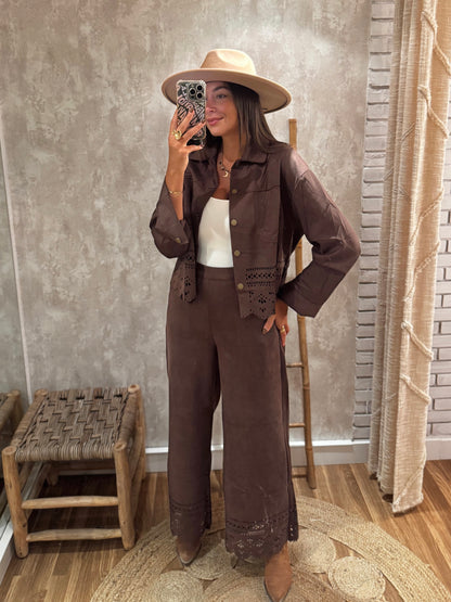 Conjunto de camisa y pantalón de ante