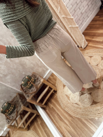 Pantalones con detalle bordado en los bolsillos.