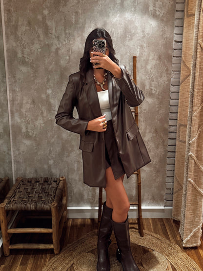 Blazer modelo oversized em eco-pele