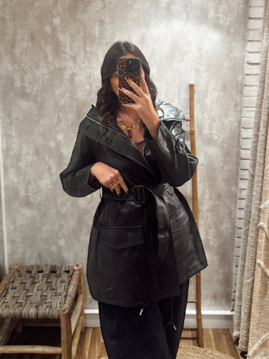 Casaco/gabardine em eco pele  - Preto
