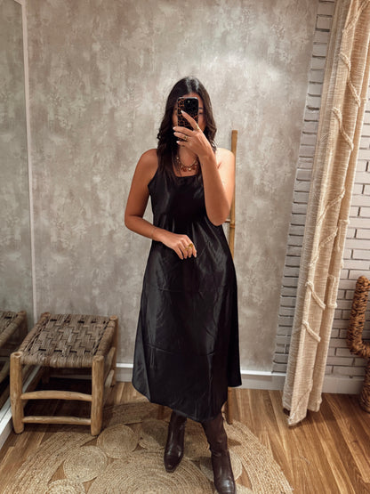 Conjunto de malha e vestido acetinado