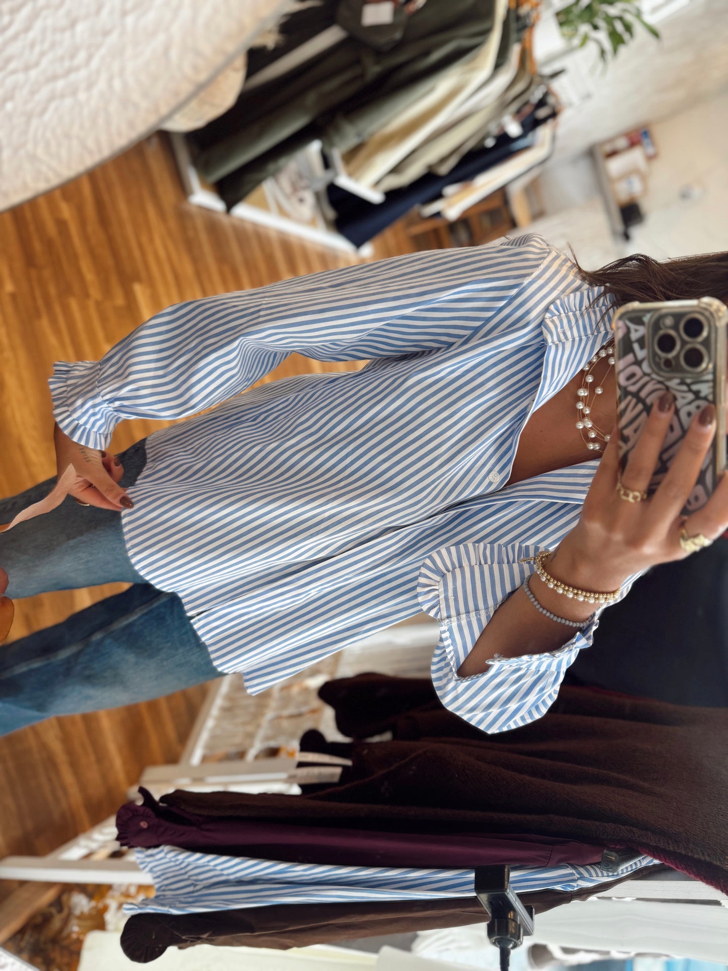 Camisa c/detalhe de folho na gola e punhos