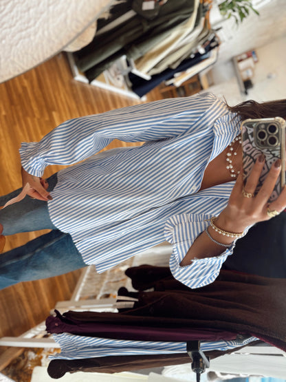 Camisa c/detalhe de folho na gola e punhos