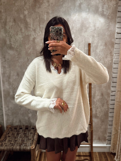 Camisola de malha macia, com detalhe de renda