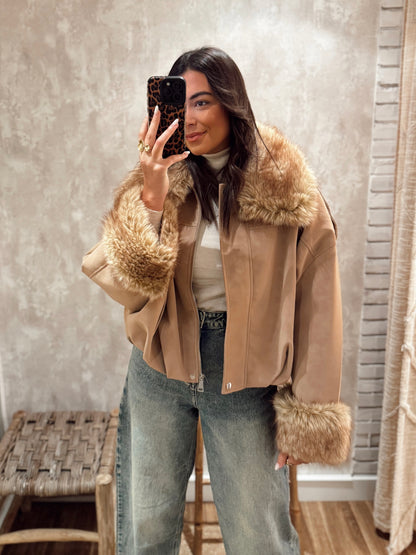 Casaco c/ gola removível, punhos em pelo e interior totalmente forrado- Mochy