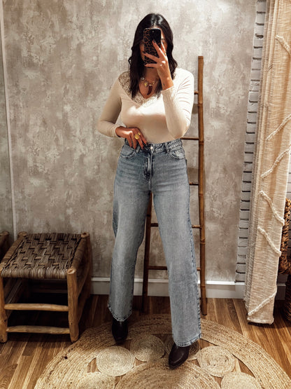 Blusa de manga comprida c/ detalhe de renda na gola