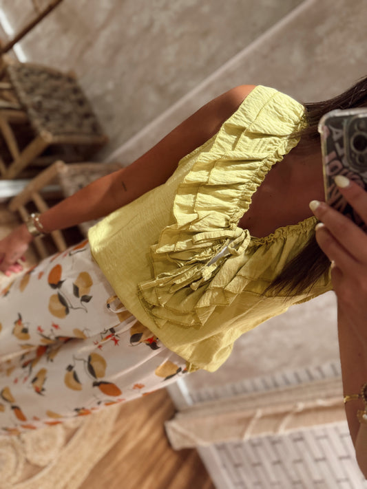 Blusa leve e fluída com detalhe de folhos no decote