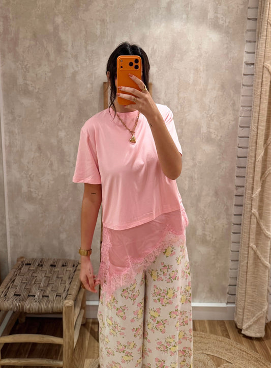 T-shirt  – Detalhe Assimétrico Acetinado & Renda