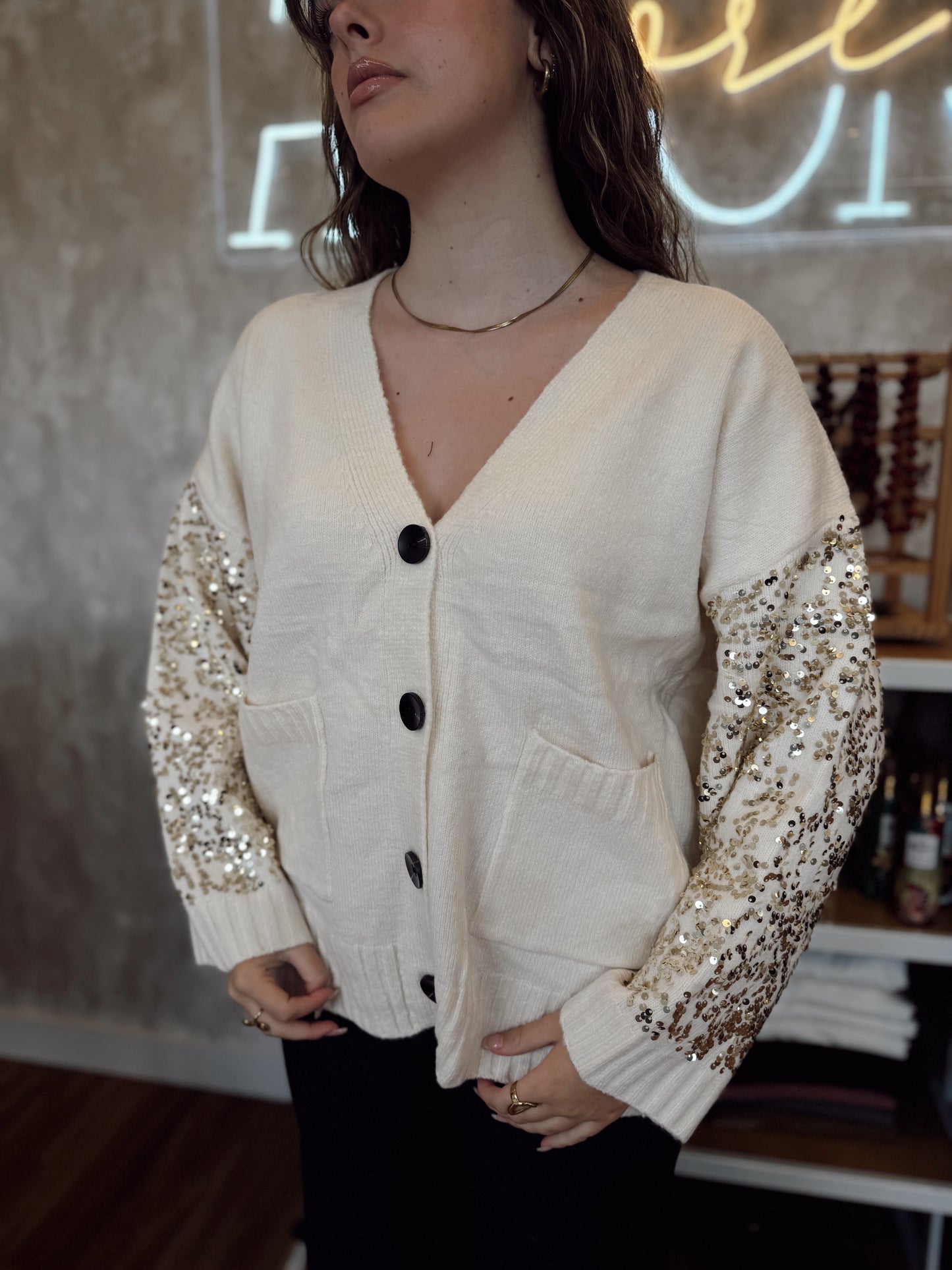 Casaco de malha c/lantejoulas nas mangas