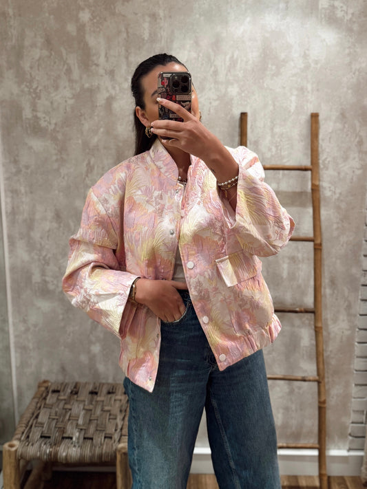 Bomber estilo oversize com um padrão floral delicado em tons de amarelo-manteiga e rosa pastel