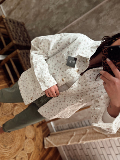 Camisa vaquera blanca con estampado floral minimalista