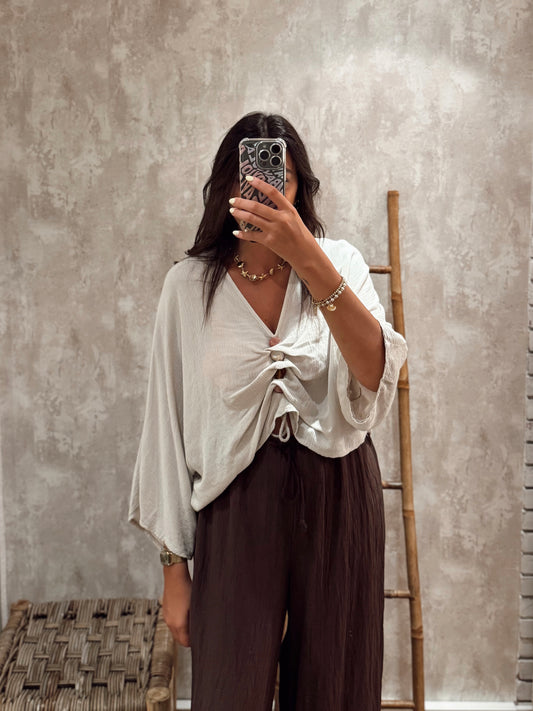 Blusa fluida com atilho ajustável e botões artesanais