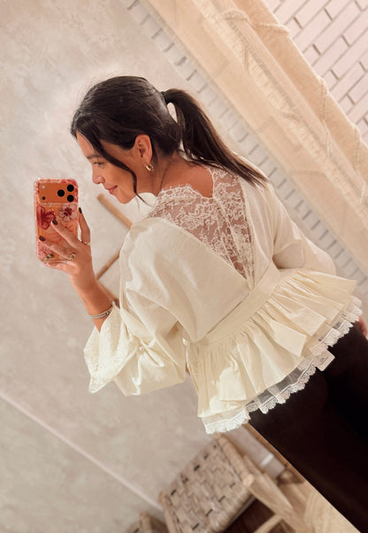 Blusa c/renda e folhos - Mochy