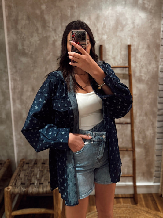 Camisa oversized em ganga escura com flores bordadas em tom claro da marca Mochy