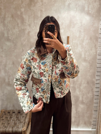 Bomber em tecido c/forro acolchoado e padrão floral - bege