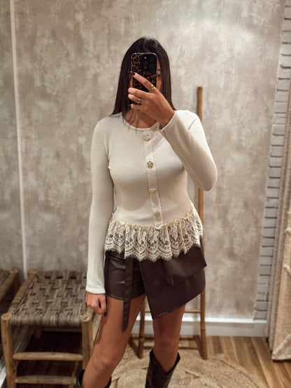 Blusa em malha suave c/botões decorativos na frente e detalhe de renda
