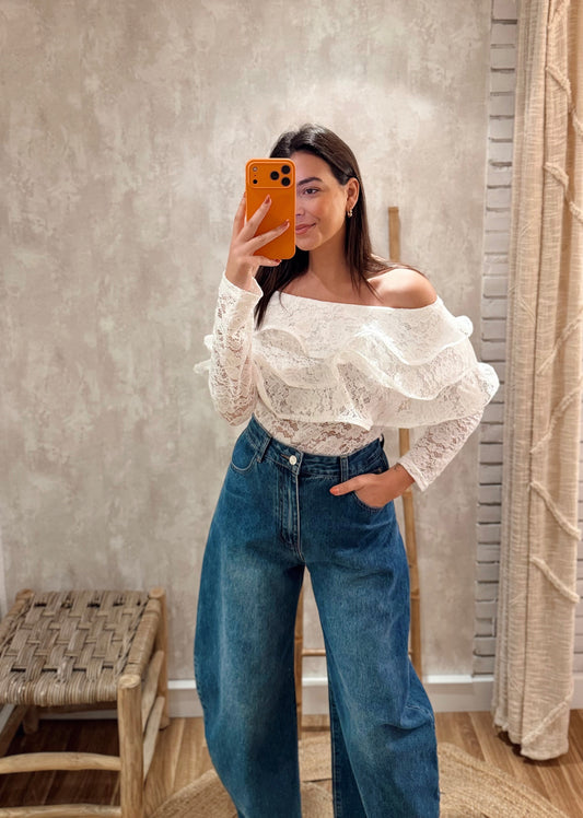 Blusa de Renda com Decote Off-Shoulder e Folhos