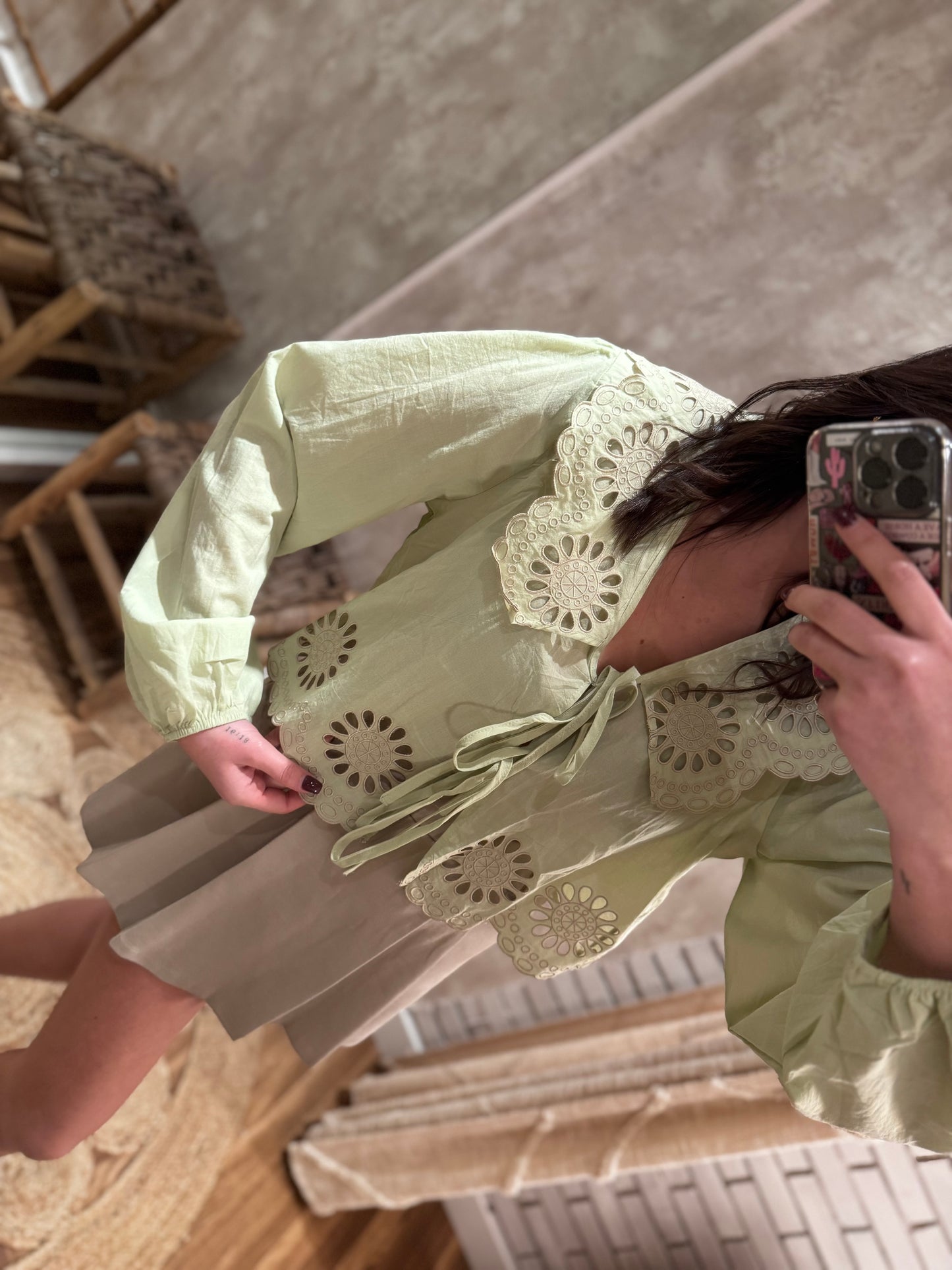 Blusa con bisutería y bordados