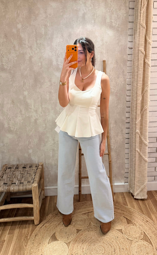 Jeans modelo wide leg azul bebé