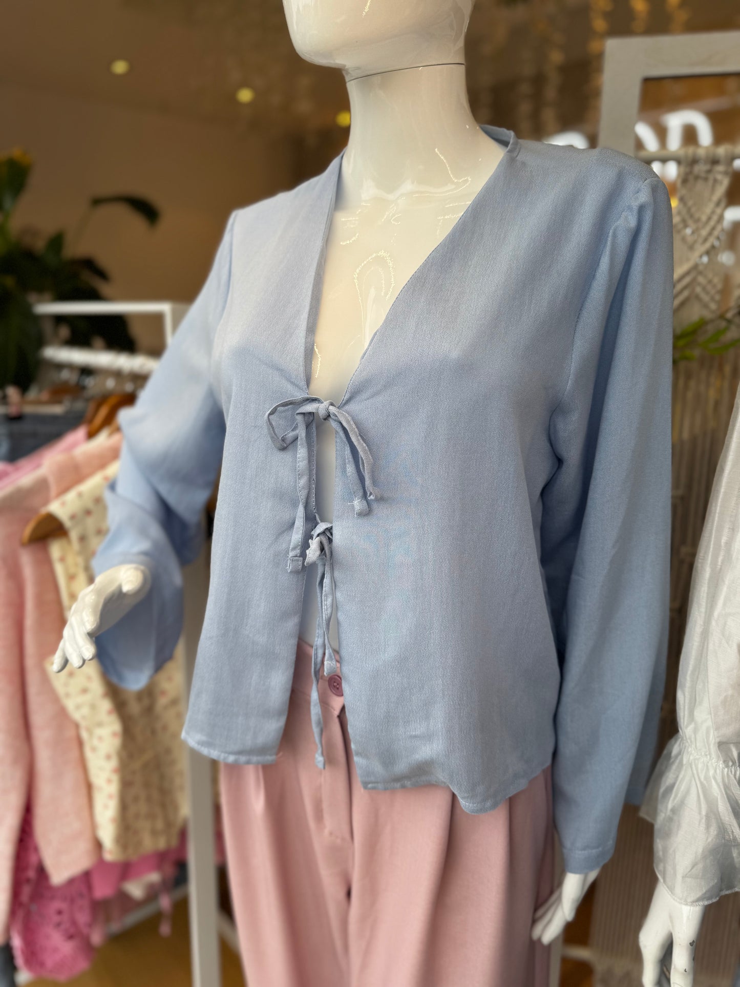 Blusa com Atilhos e Mangas Compridas