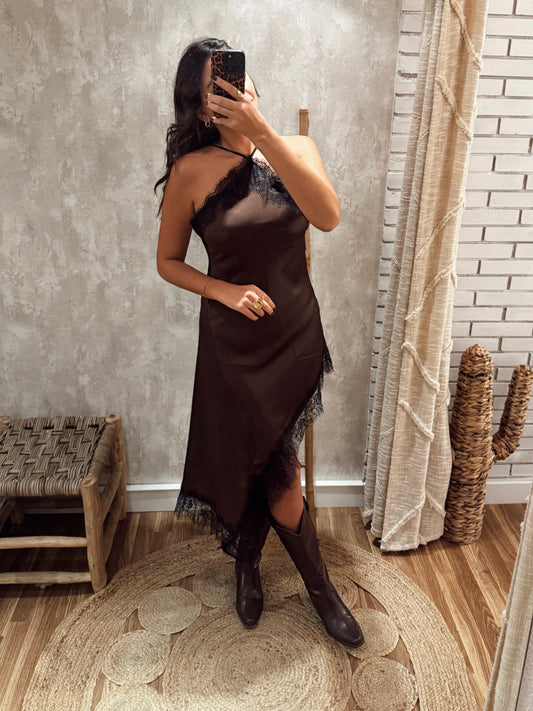 Vestido acetinado com detalhe em renda e corte assimétrico - Castanho