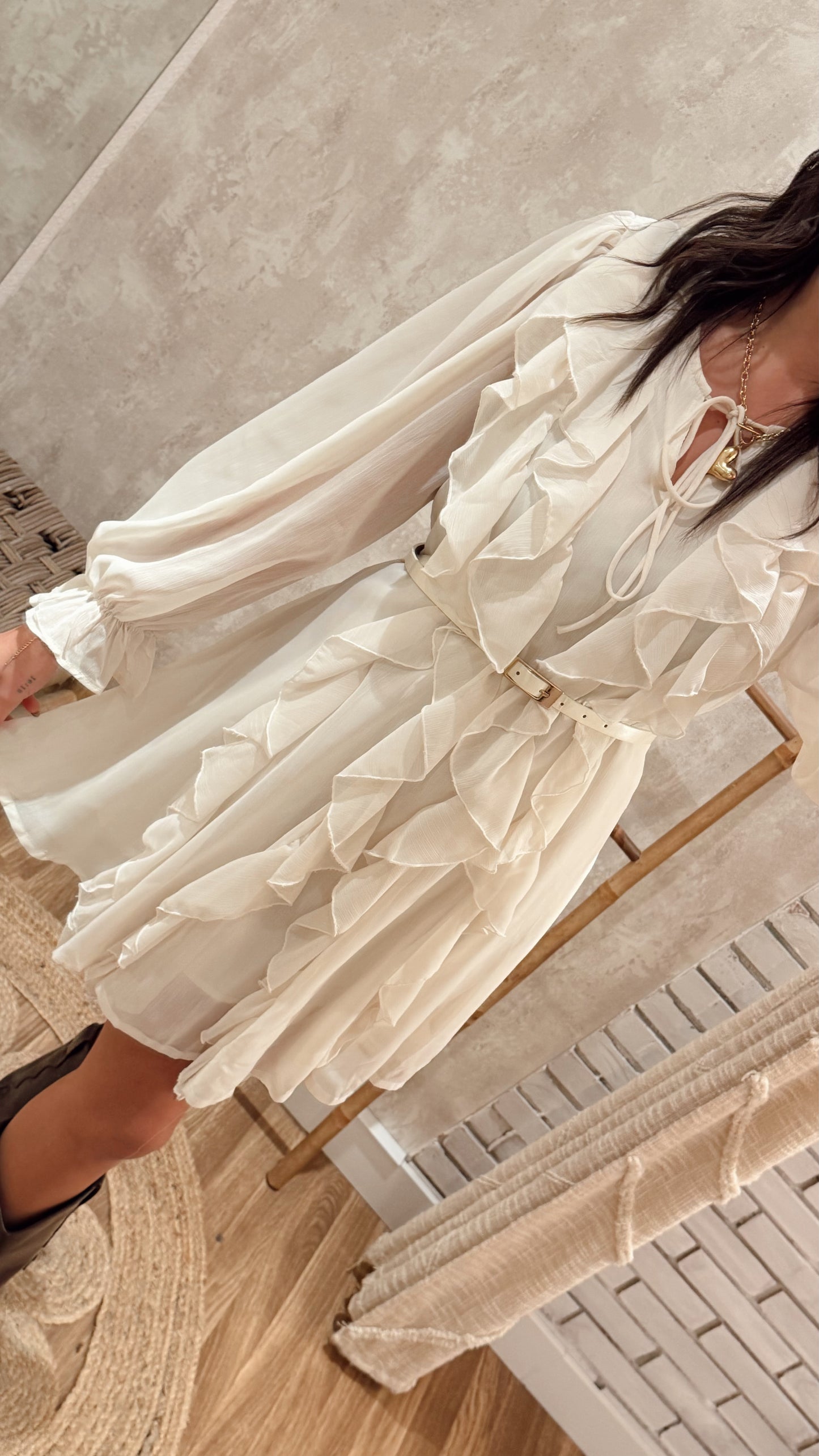 Vestido fluido c/ folhos e cinto incluído