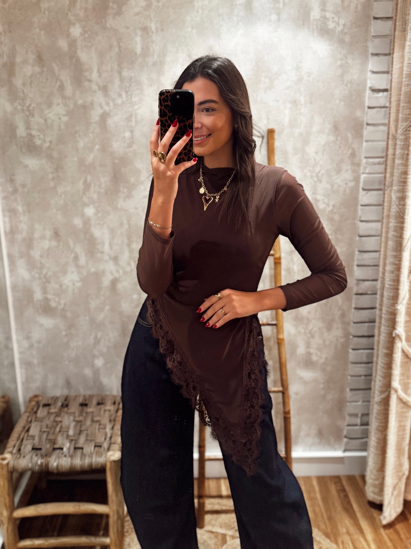 Blusa assimétrica c/renda