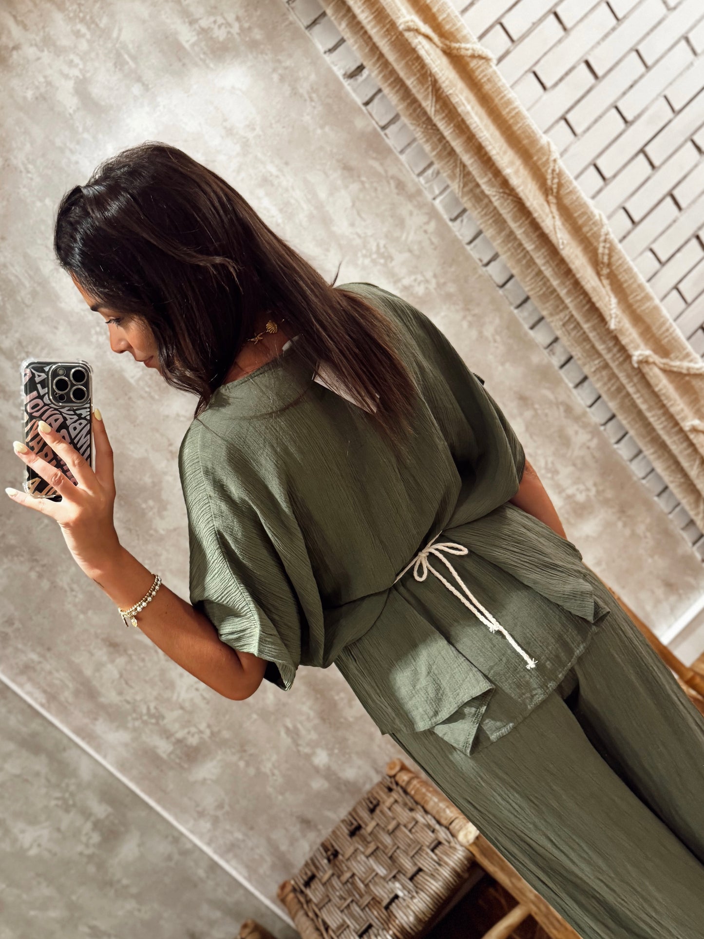 Blusa fluida com cinto de missangas