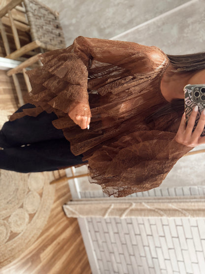 Blusa em renda transparente com folhos